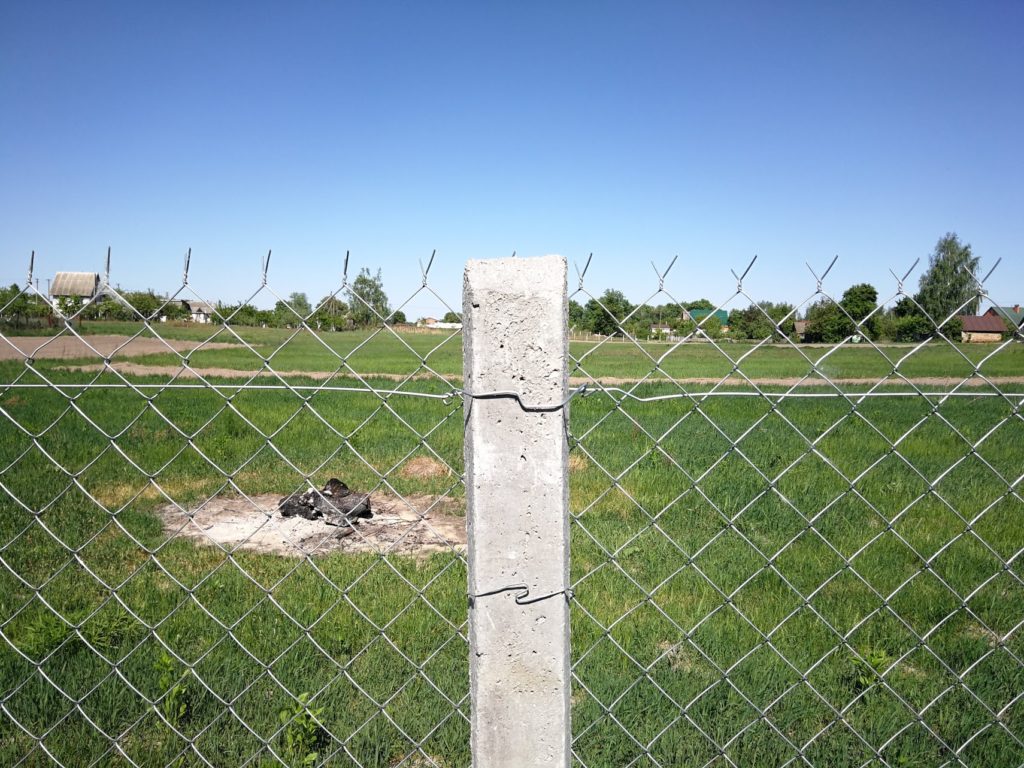 Сетчатый забор с бетонными столбами